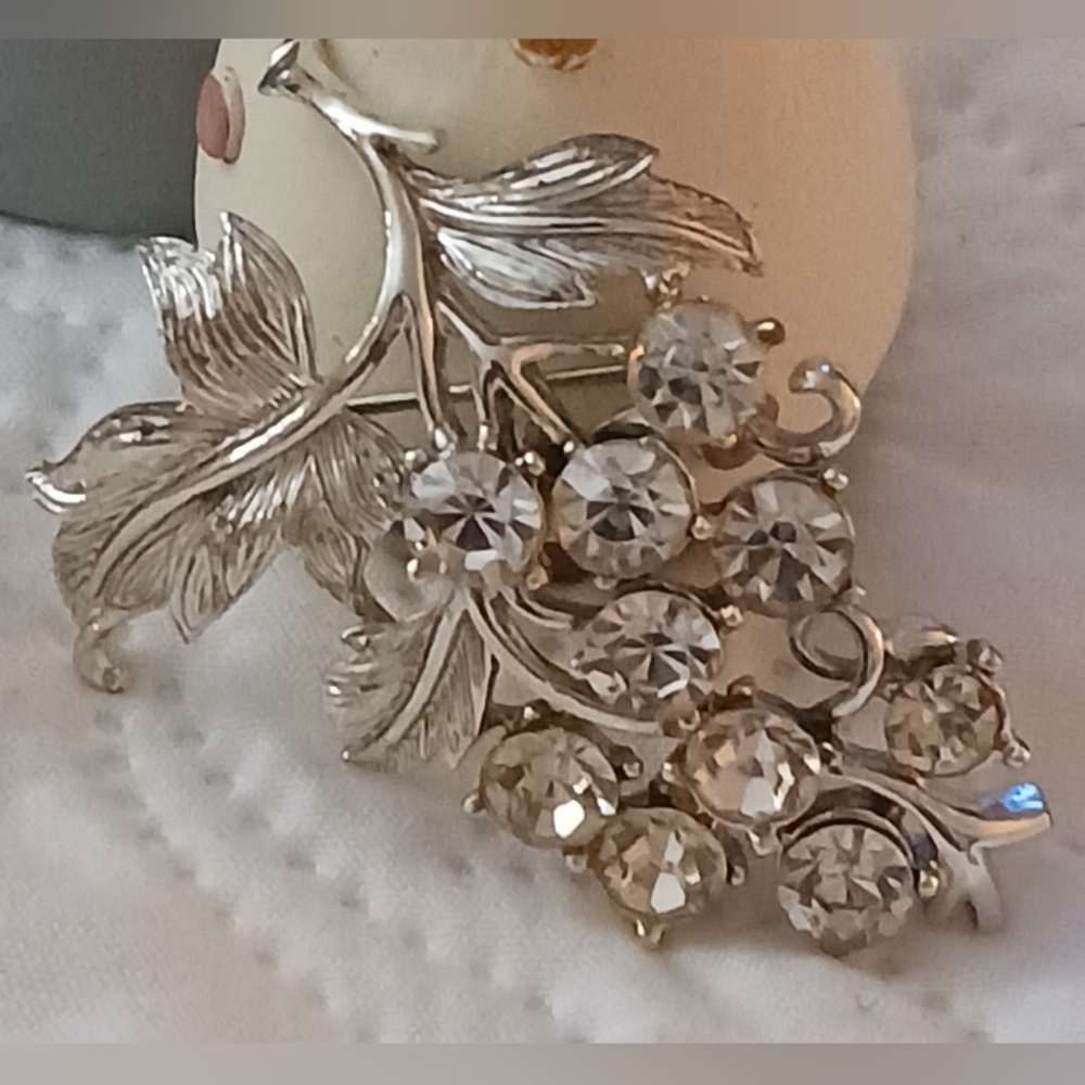 Coro Pegasus Vtg Grapes Brooch Silver And Clear Jewels